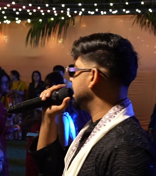 Close-up of Ashish singing into the mic at Suncity Garba Ni Raat 2.0